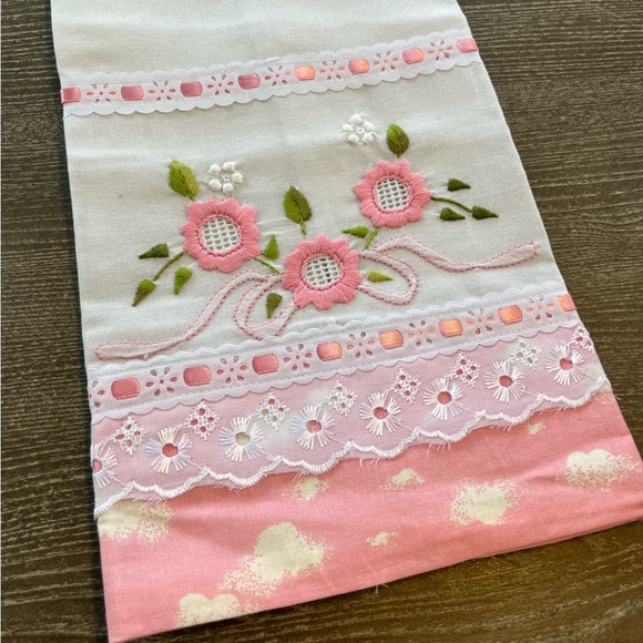 NWT Embroidered Flowers Kitchen Linen - Picture 3 of 4